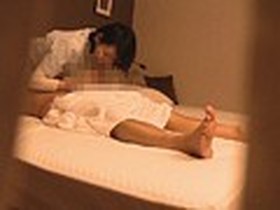 盗撮 出張マッサージエステ嬢に勃起チ○ポ擦りつけたらマン汁びっちょり！？2人きりの密室で生々しい濃厚セックスナマ中出し！！　サンプル画像04